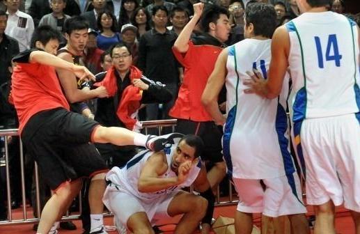 篮球吃瓜事件视频完整版,揭秘视频完整版背后的真相与争议