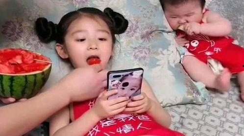 儿子与女儿吃瓜视频网站,儿子女儿共赏吃瓜视频，欢乐时光温馨呈现