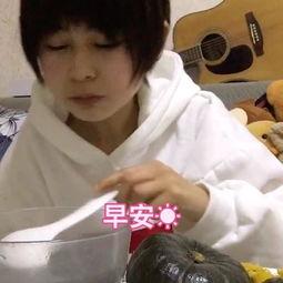 吃贝贝瓜的小女孩视频,小女孩品尝贝贝瓜的欢乐时光