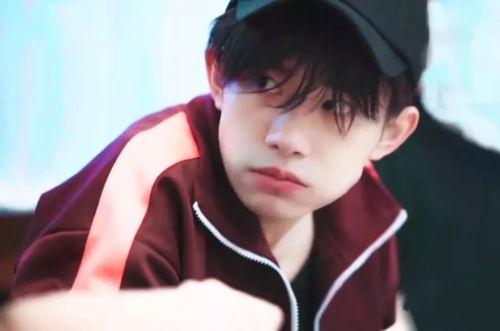 易烊千玺吃瓜凯源视频,凯源兄弟互动视频引热议