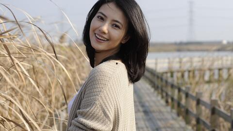 美女等公交吃瓜视频下载,视频走红网络，网友热议不已