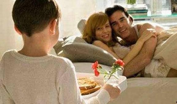 夫妻亲吻全家吃瓜视频大全,全家共享温馨吃瓜时光