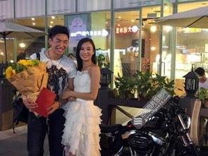 广场吃瓜女生被求婚视频,广场吃瓜女生意外见证甜蜜求婚