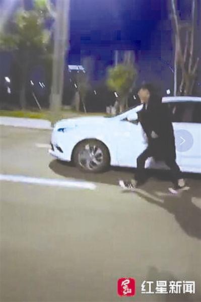 男子开车拍视频吃瓜撞前车,男子拍视频吃瓜意外撞前车引发热议