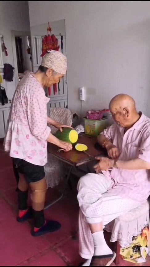 老人家吃瓜的视频大全,老人家吃瓜视频大全，欢乐时光尽在其中