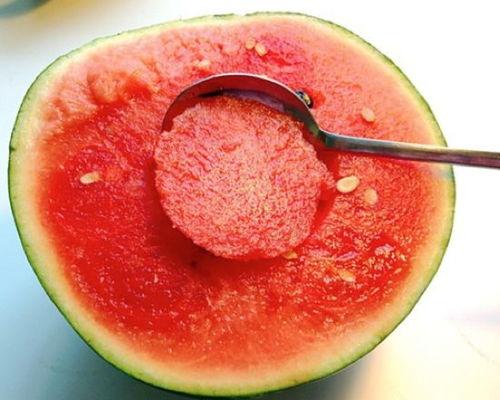 用勺子挖麒麟瓜吃的视频